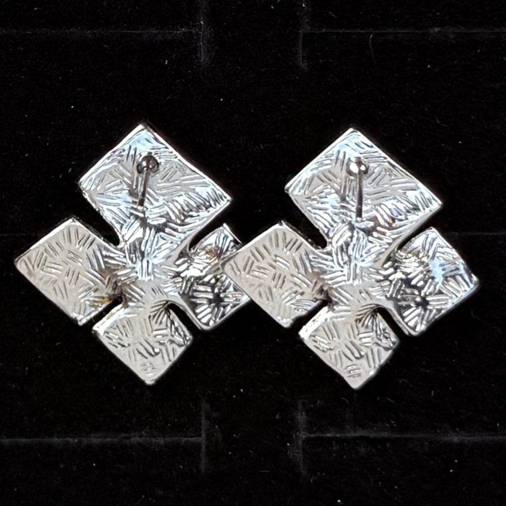 Vintage interesting Silvertone pierced earrings - Picture 6 of 8